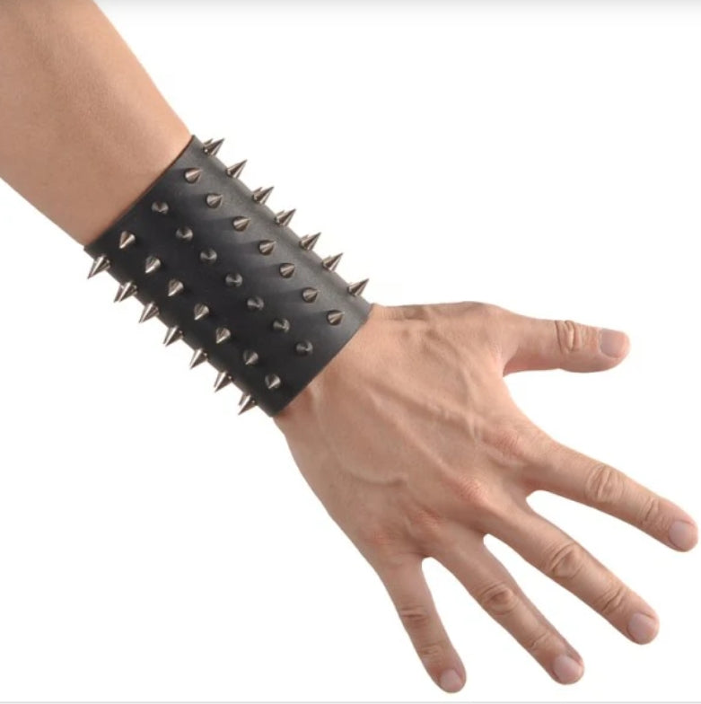 Brett Svart Läderarmband med Spetsiga Nitar – Justerbart Punk/Rock Cuff