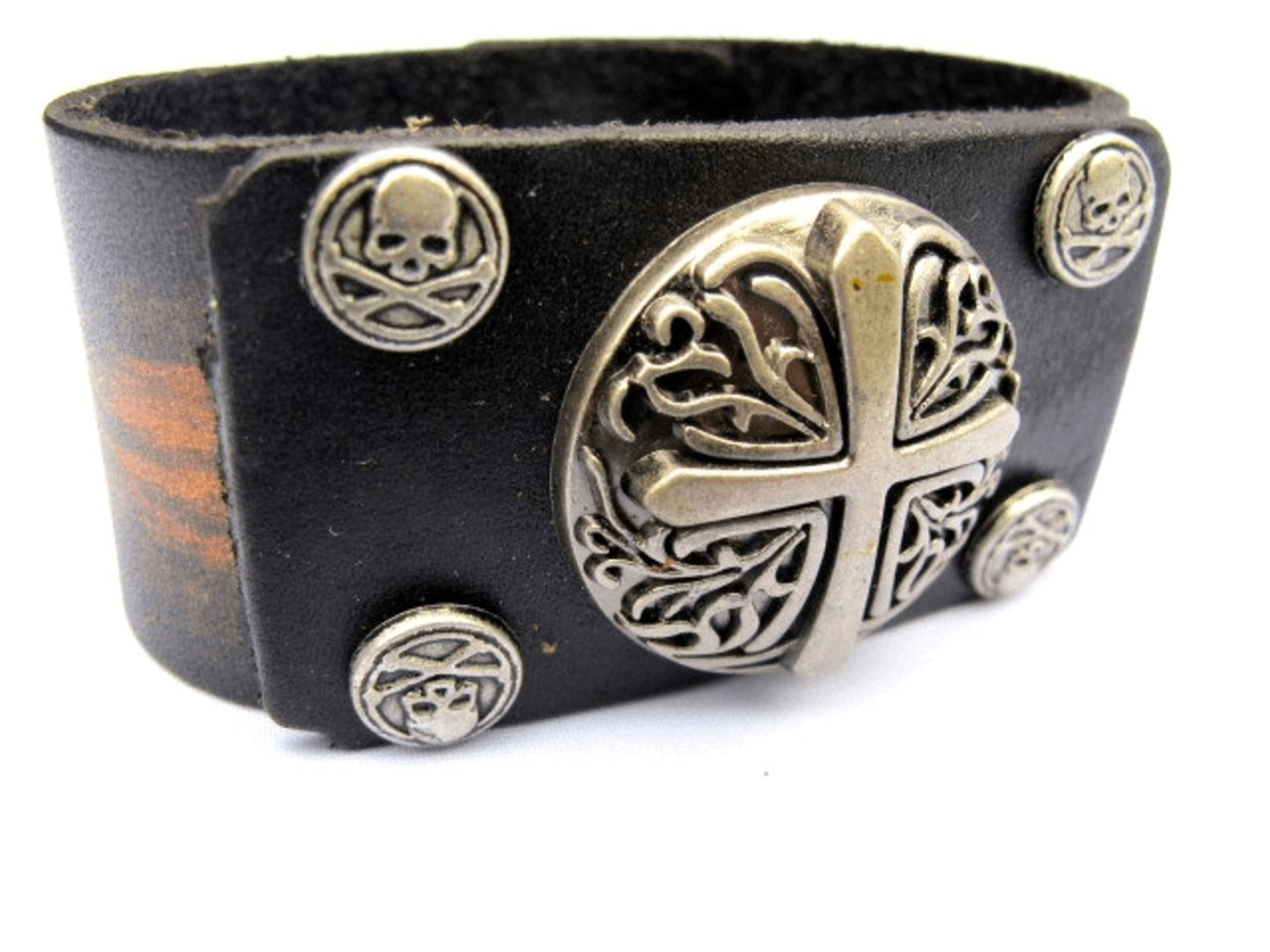 Brunt läderarmband med kors och döskallar