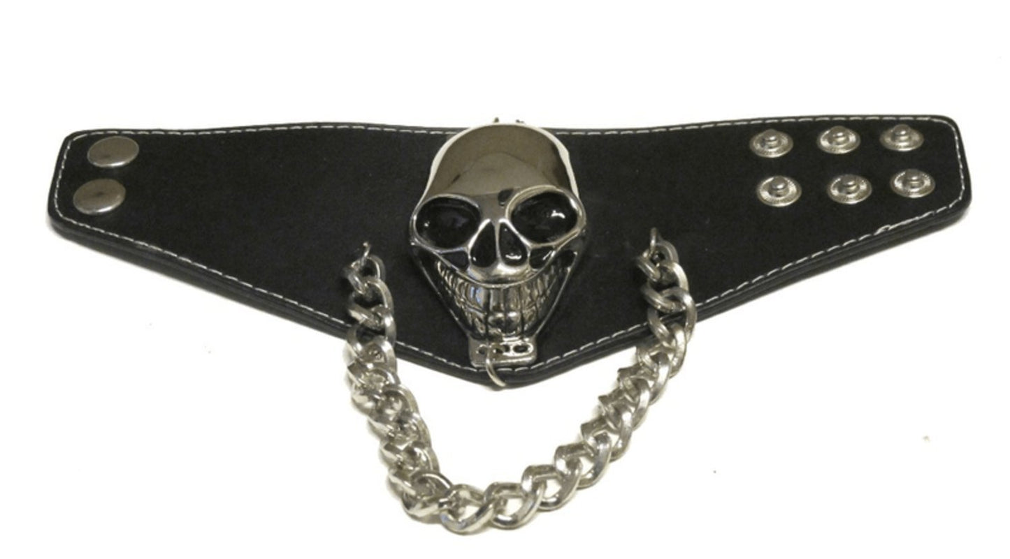 Läderarmband med dödskalle och kedjor