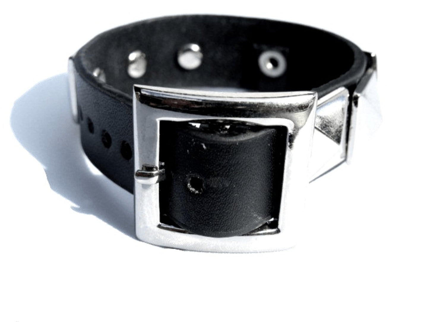 Läderarmband med ring och nitar