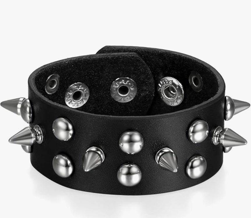 Svart armband med spetsiga & runda metallnitar – punkrock stil