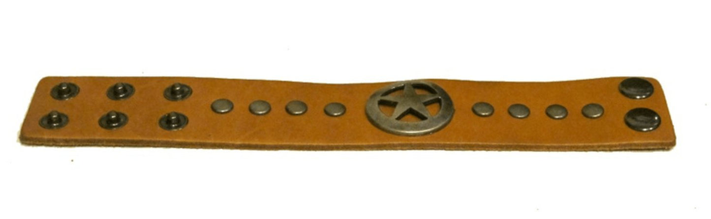 Läderarmband med stjärna och runda nitar