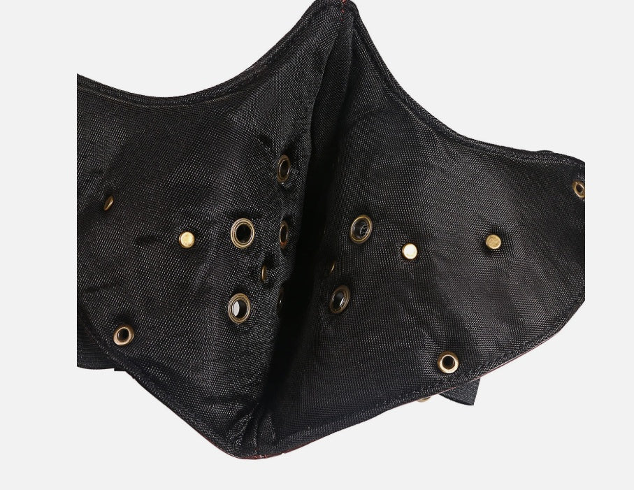 Mörkbrun ansiktsmask i konstläder med bronsnitar & öljetter