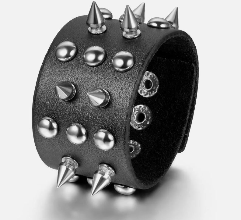 Svart läderarmband med spikes och runda nitar – produktbild – Hiprock