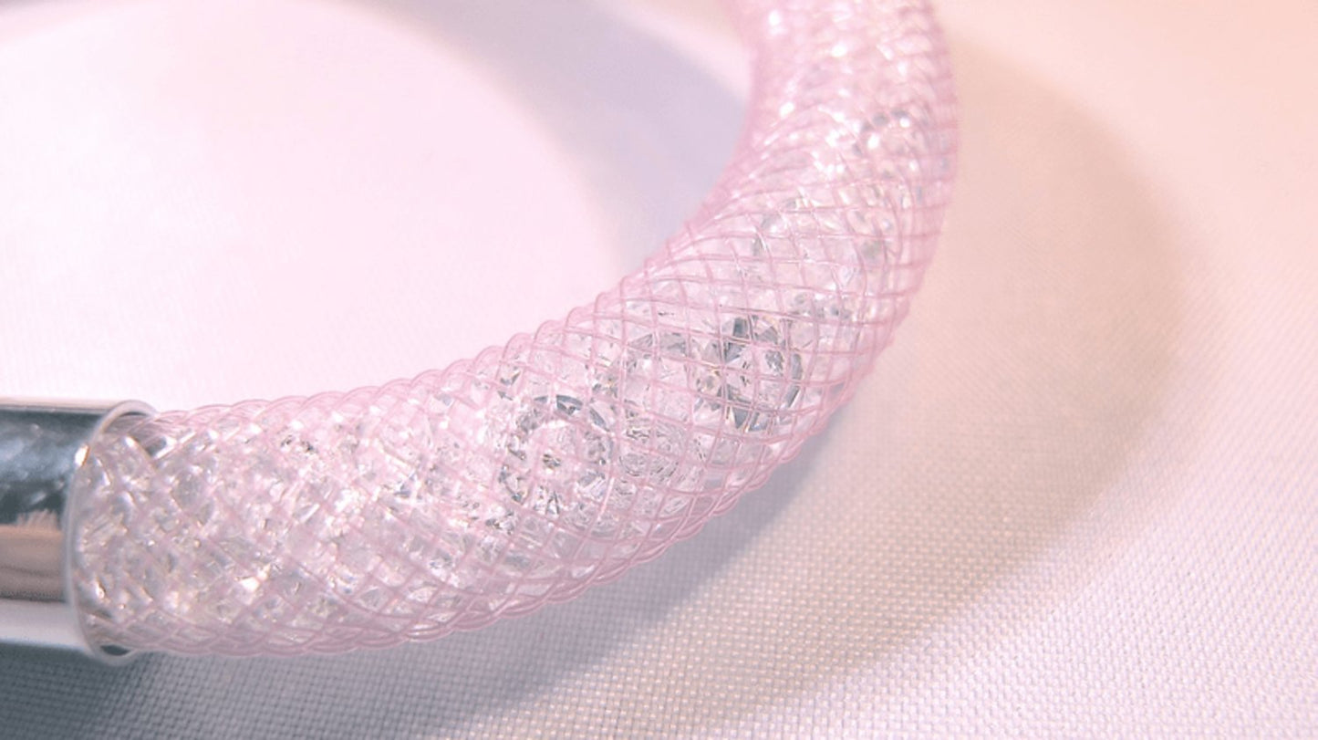 Rosa armband fylld med vita kristaller
