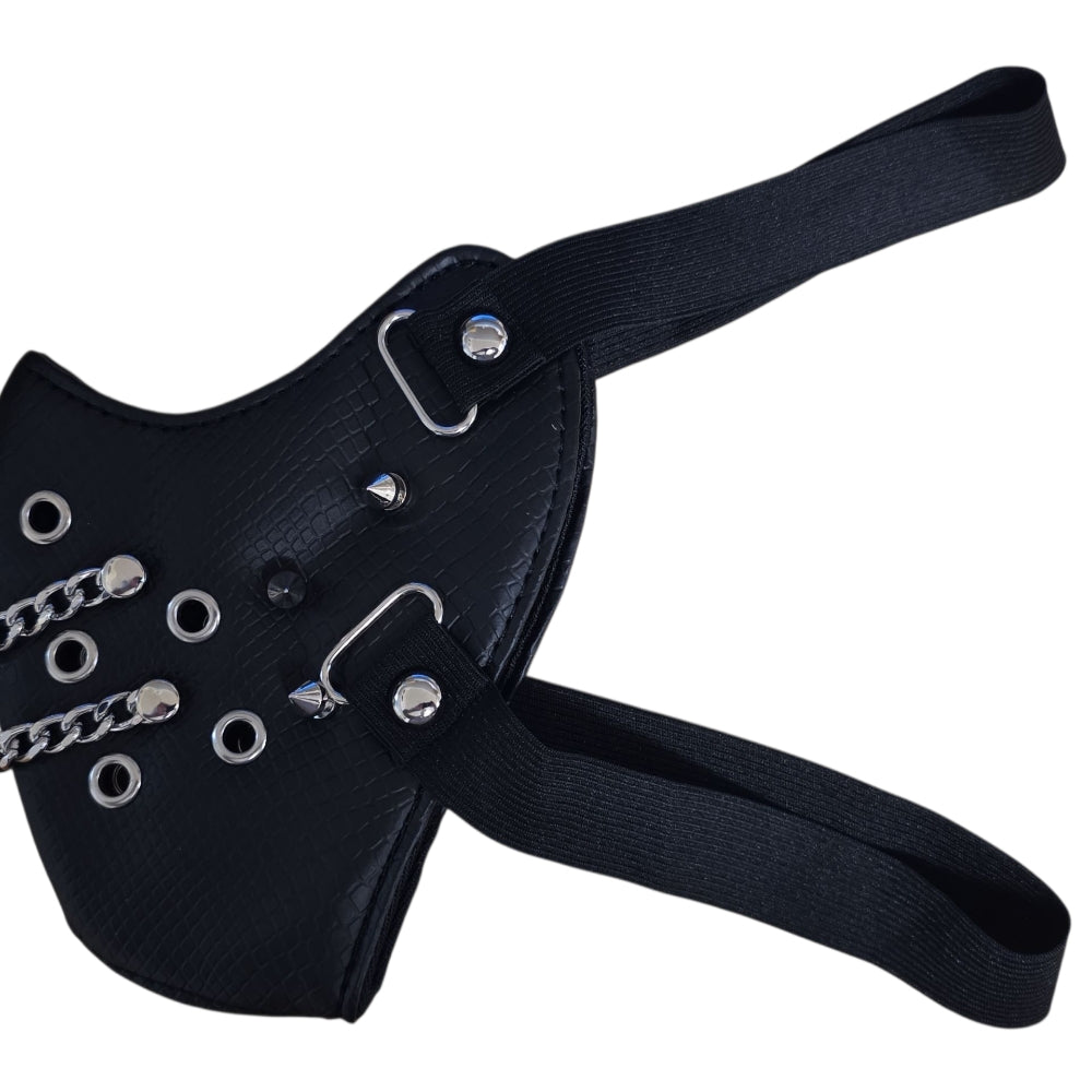 Svart ansiktsmask i reptilstruktur med kedjor, spikes & öljetter