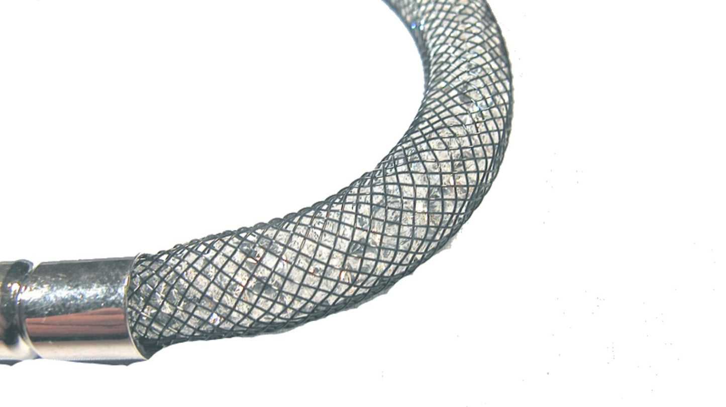 Svart armband fylld med vita kristaller