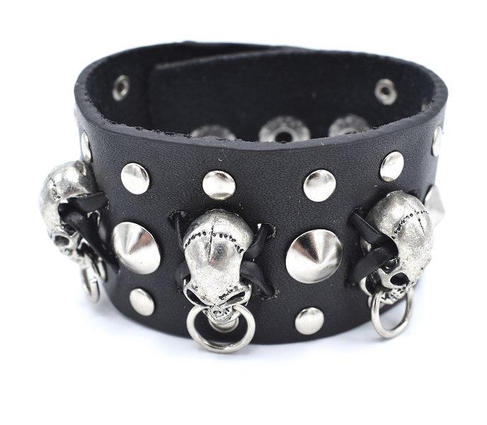 Svart armband med dödskallar och runda nitar