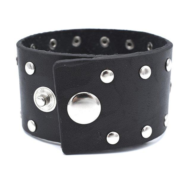 Svart armband med dödskallar och runda nitar