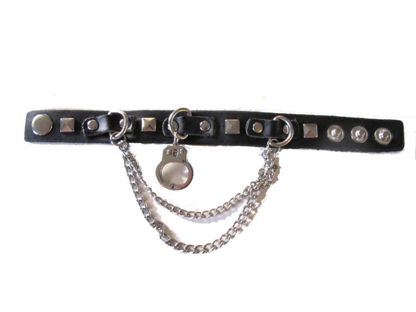 Svart armband med nitar och handklovar