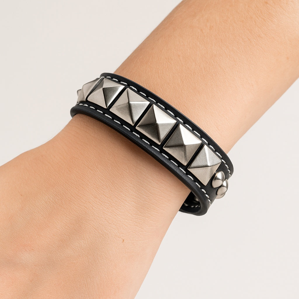 Svart armband med runda och Pyramid nitar