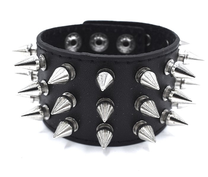 Svart armband med spetsiga nitar