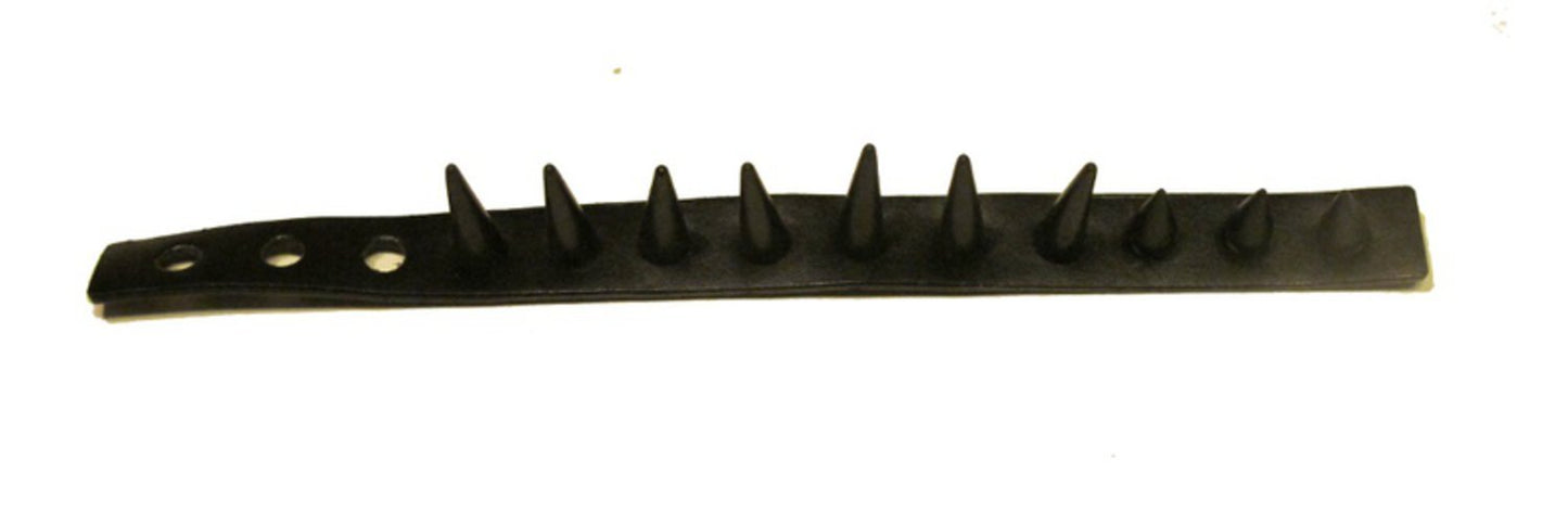Svart armband med svarta gummi nitar