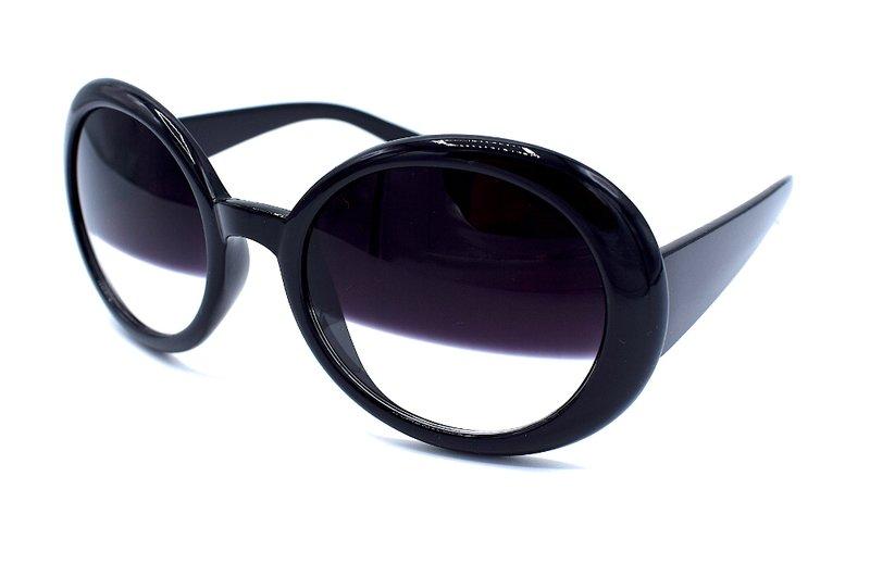 Mustat aurinkolasit - Puolivälissä