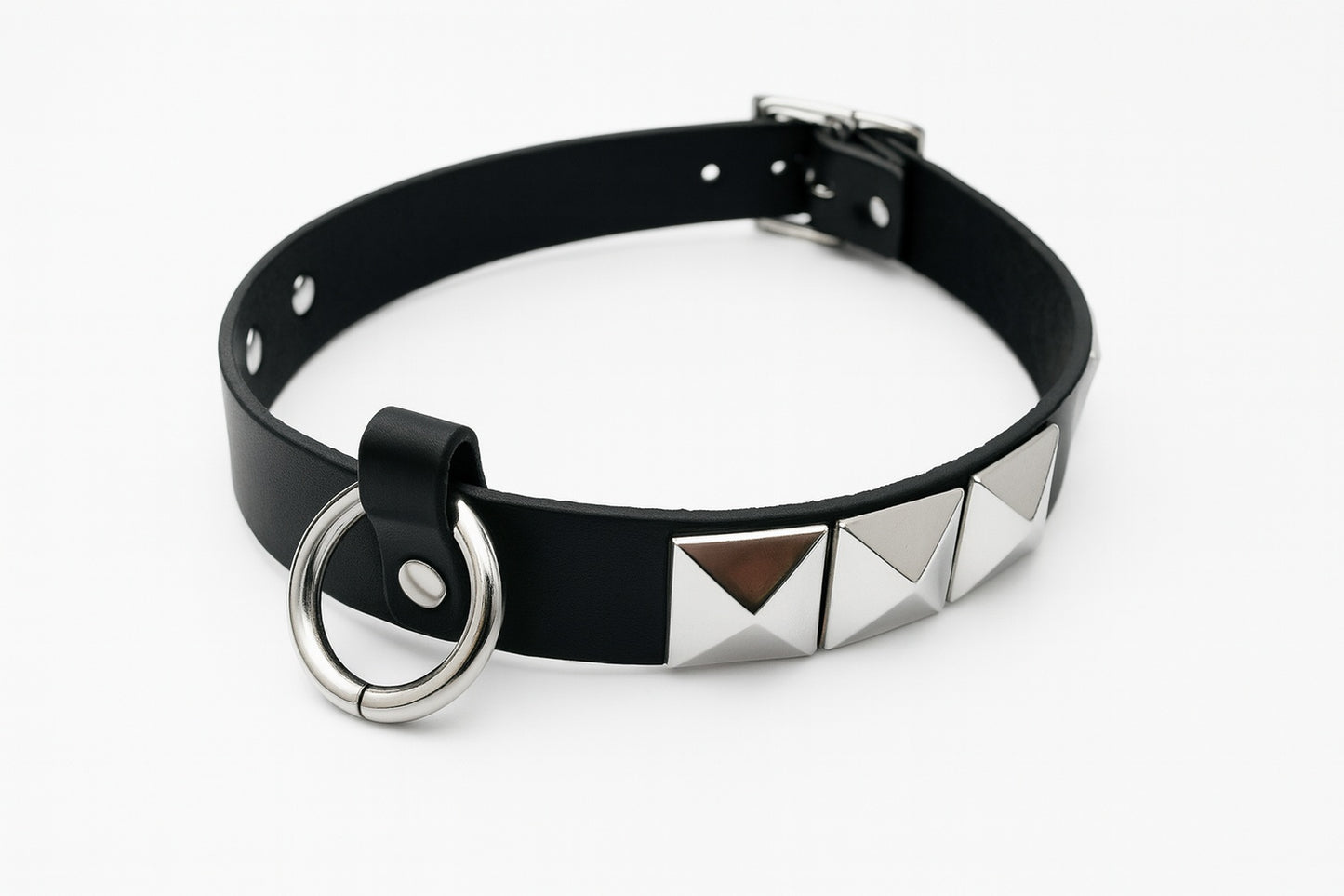 Svart choker med fyrkantnitar och metallring – produktbild – Hiprock