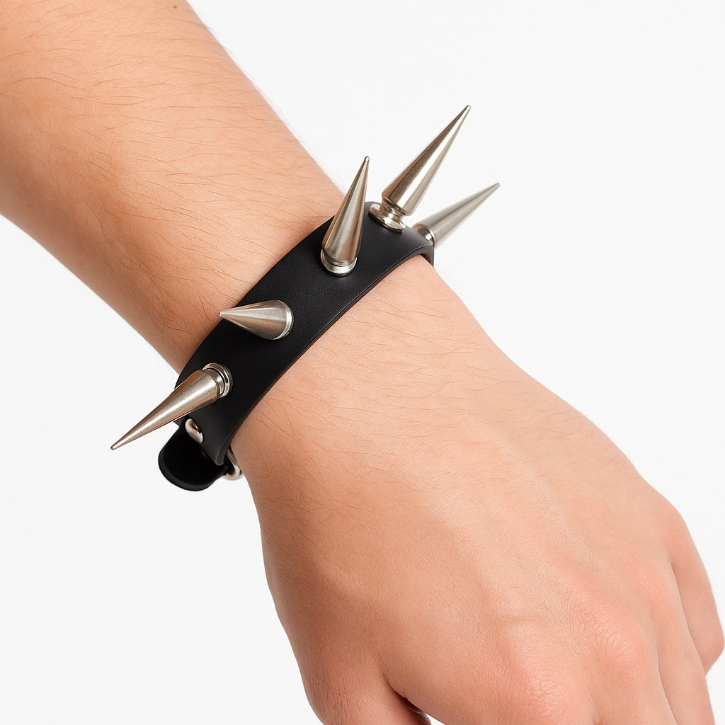 Svart läderarmband med extra långa spikes – Justerbart