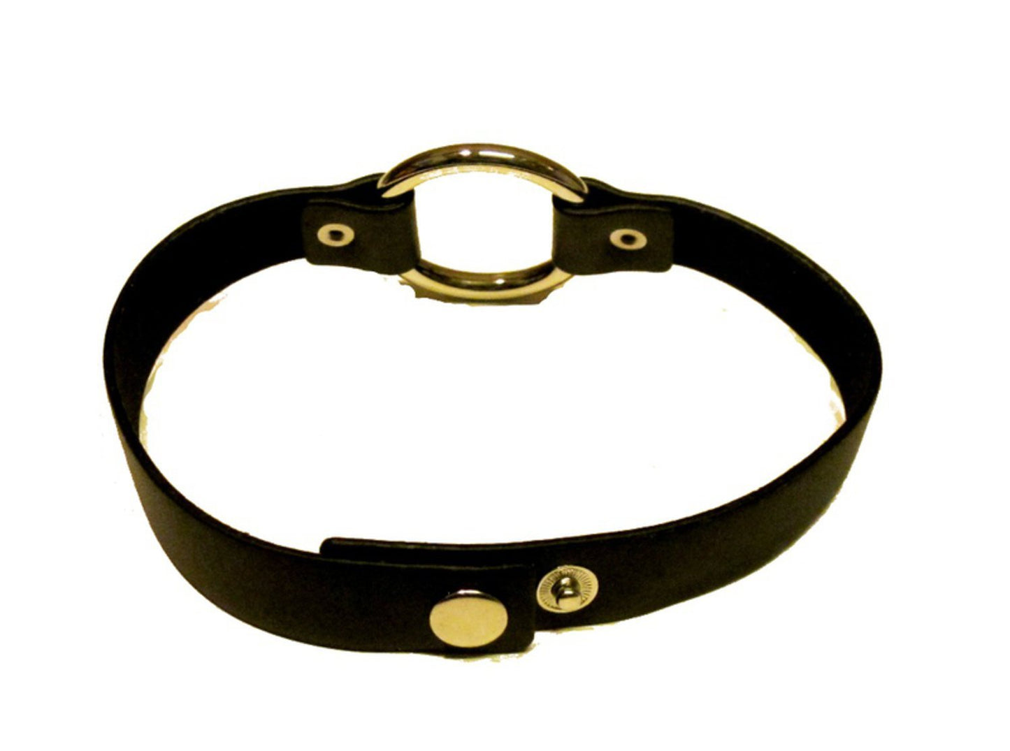 Musta nahkainen kaulakoru sormuksella