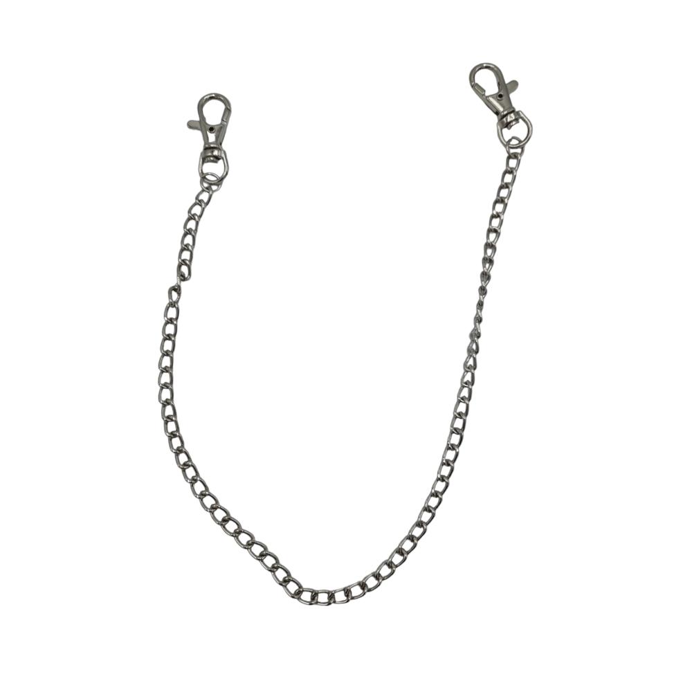 Musta niittivyö hopeaketjulla