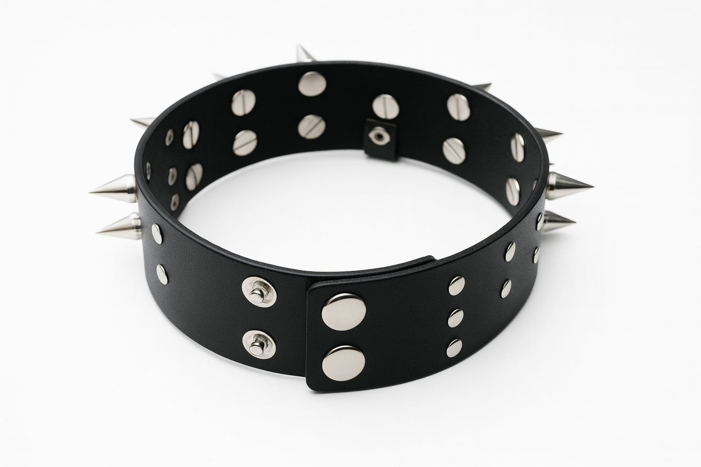Svart spikhalsband med metallring – produktbild – Hiprock