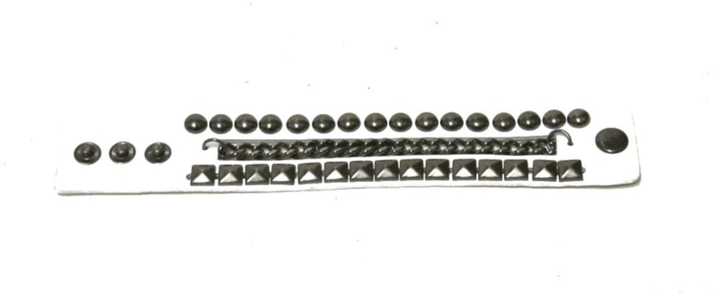 Vit Läder armband med kedja, pyramid- och runda nitar