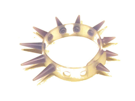 Armband med lila gummi nitar
