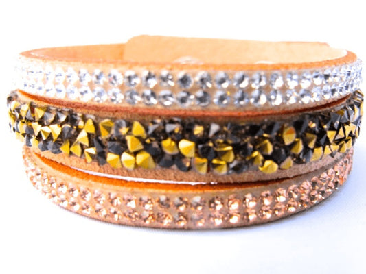 Beige snittat läderarmband med Kristaller