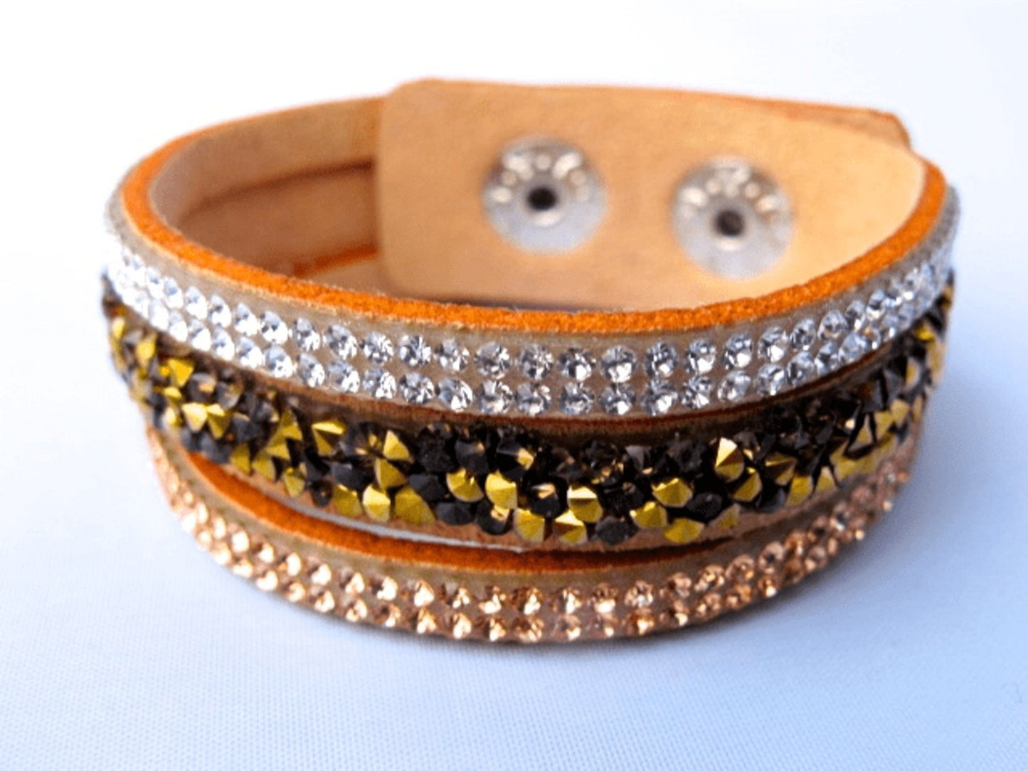 Beige snittat läderarmband med Kristaller