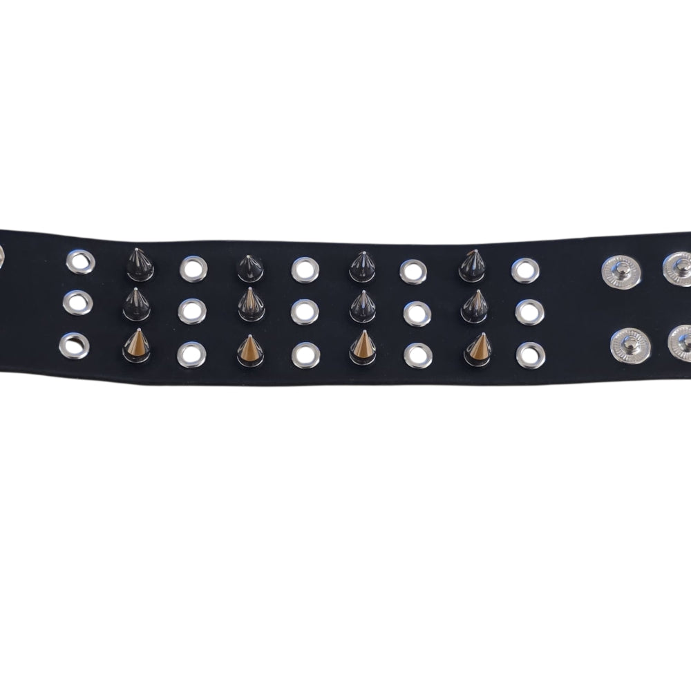 Bred nitarmband i svart läder med tre rader koniska spikes