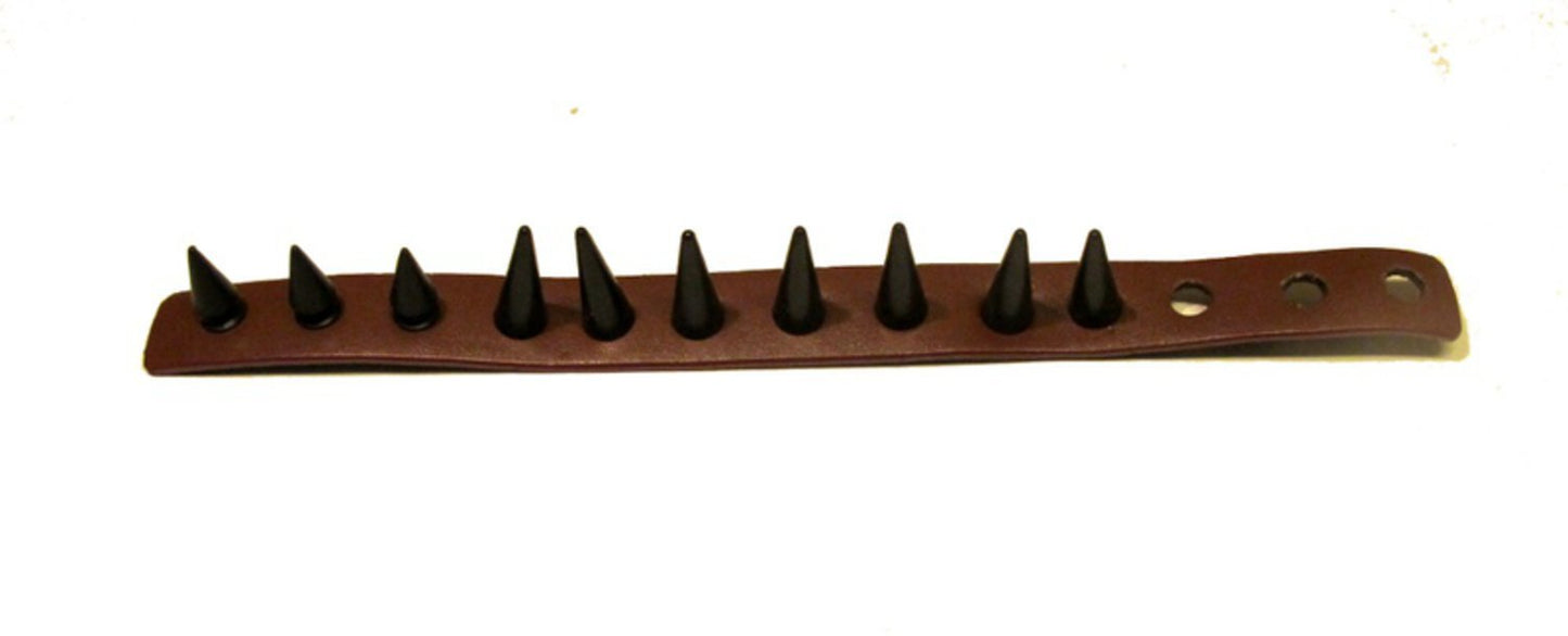 Brun armband med svarta gummi nitar