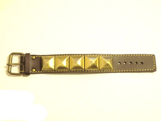 Brun läderarmband med guldfärgade pyramid nitar