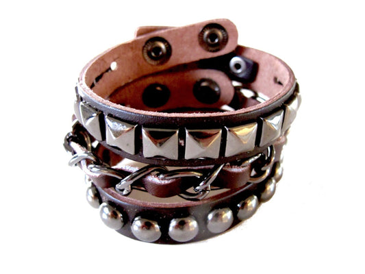 Brun läderarmband med nitar