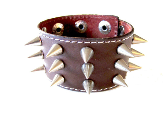 Brun läderarmband med nitar