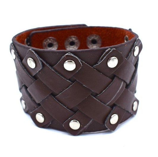 Brun läderarmband med runda nitar