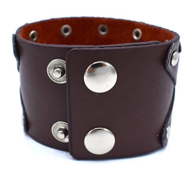 Brun läderarmband med runda nitar