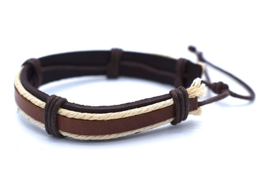 Brun läderarmband med vit snöre