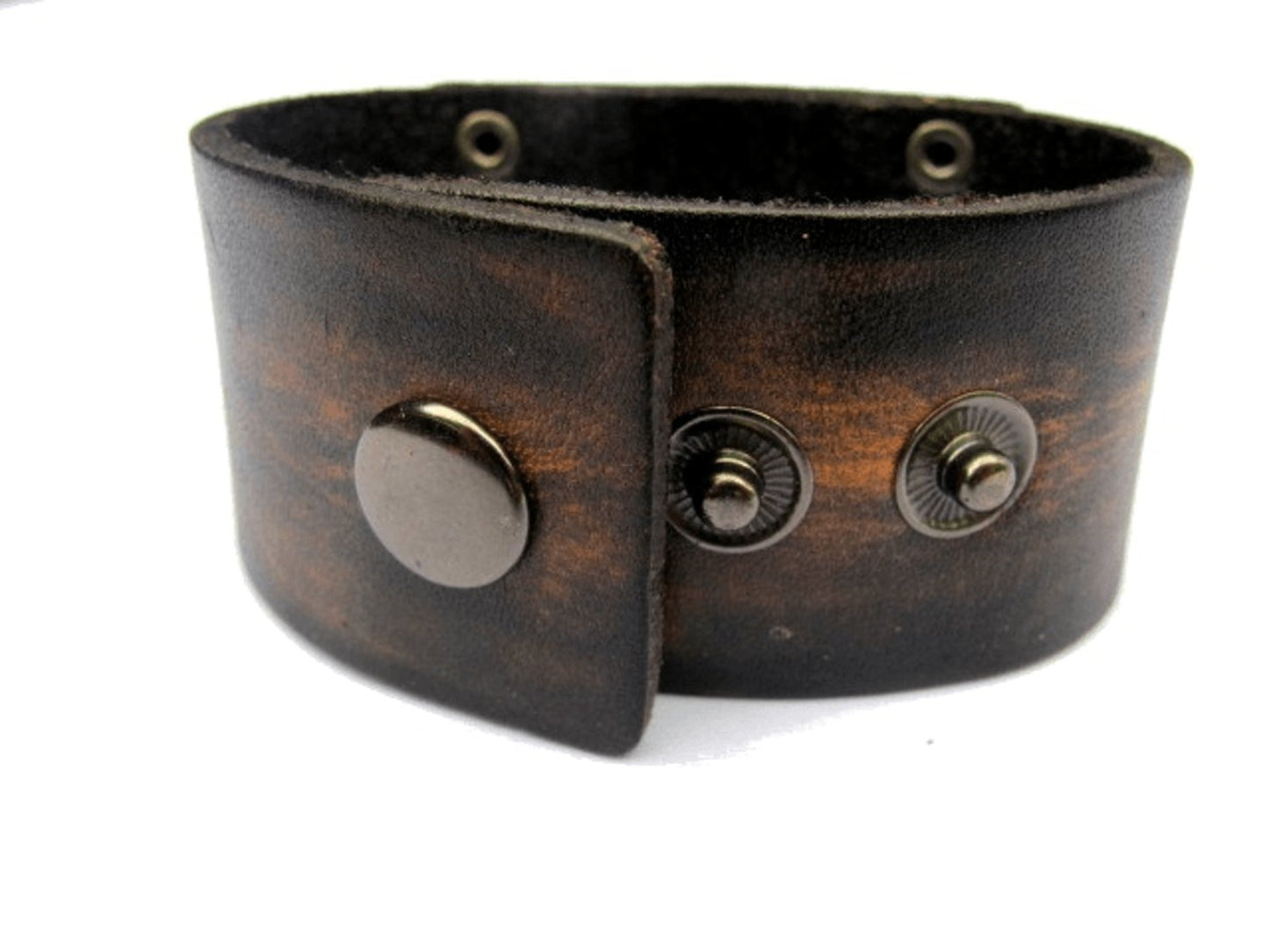 Brunt läderarmband med kors och döskallar