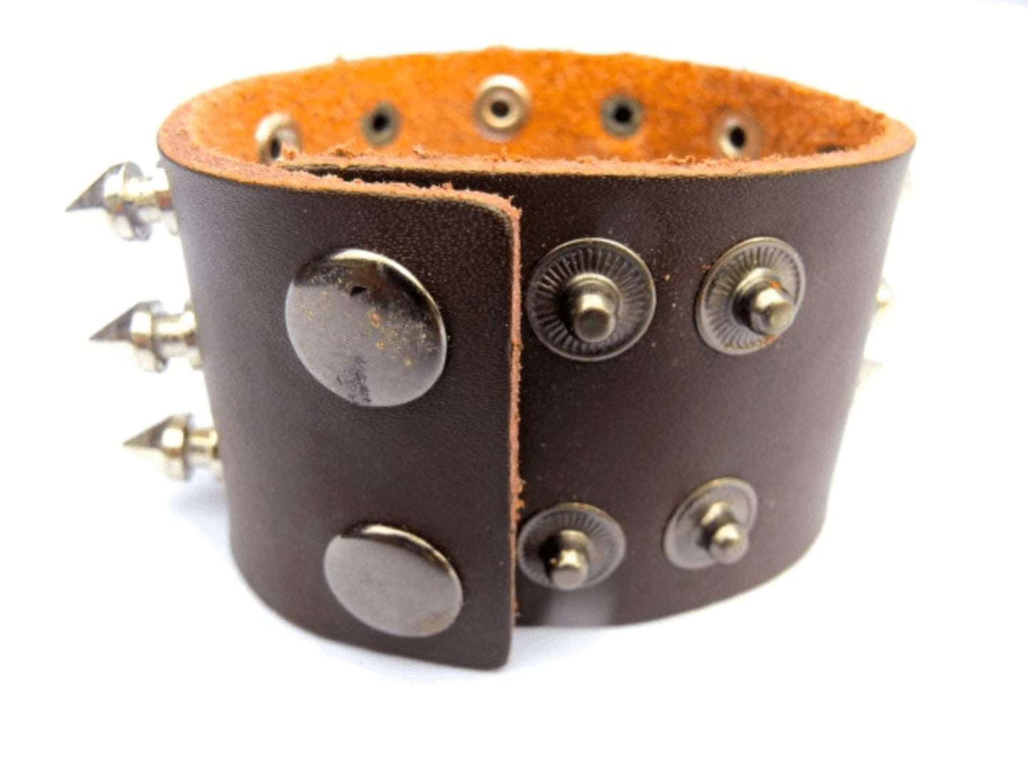 Brunt läderarmband med nitar