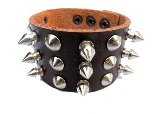 Brunt läderarmband med nitar