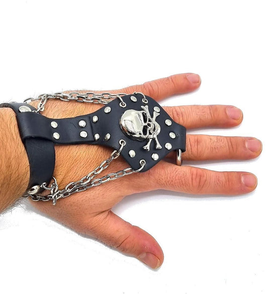 Läderarmband med dödskalle, kedjor och runda nitar