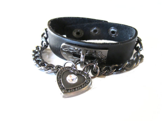 Läderarmband med hjärta och kedja