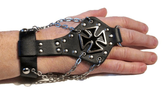 Läderarmband med malteserkors och runda nitar