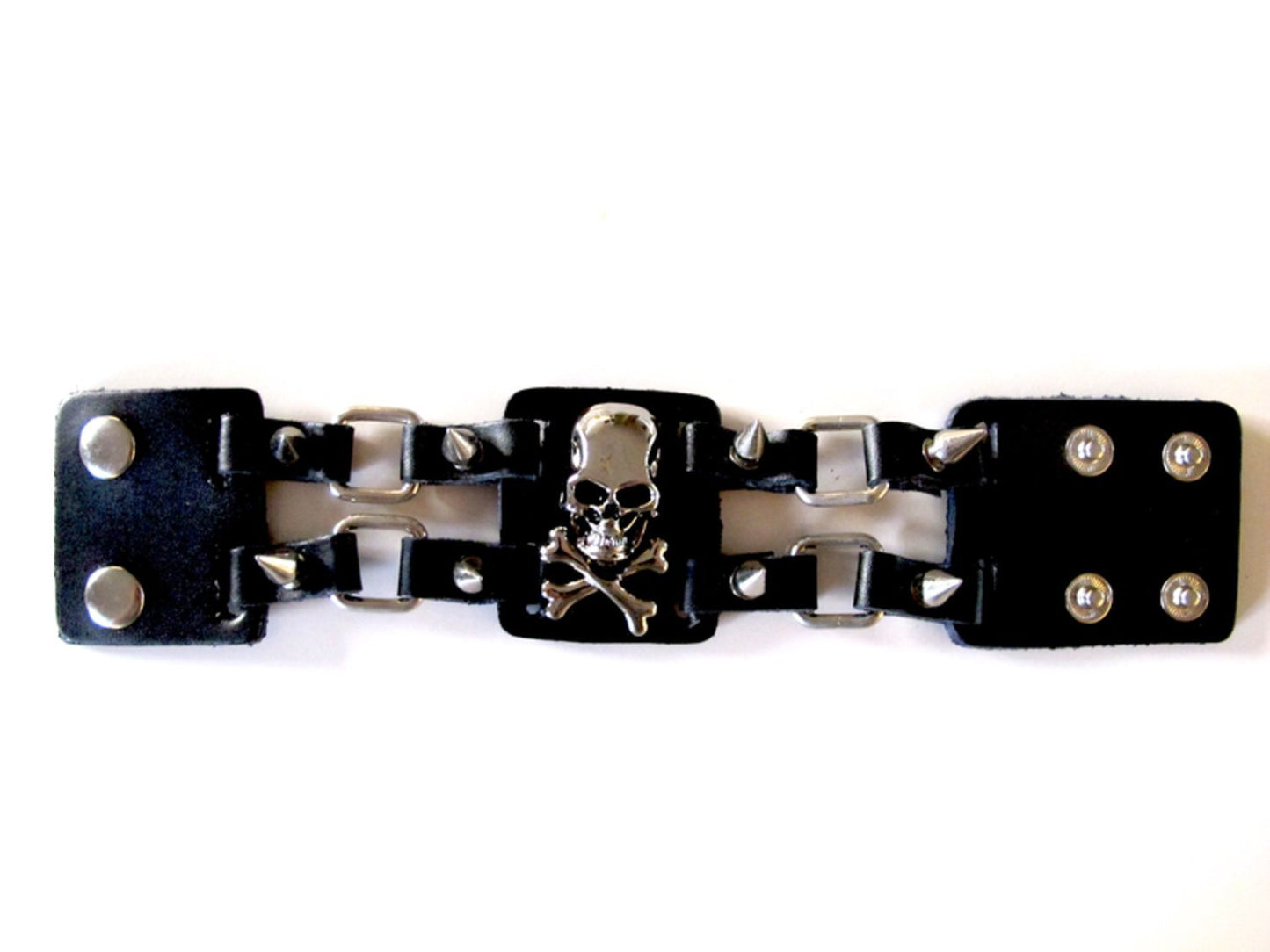 Läderarmband med nitar och spikes