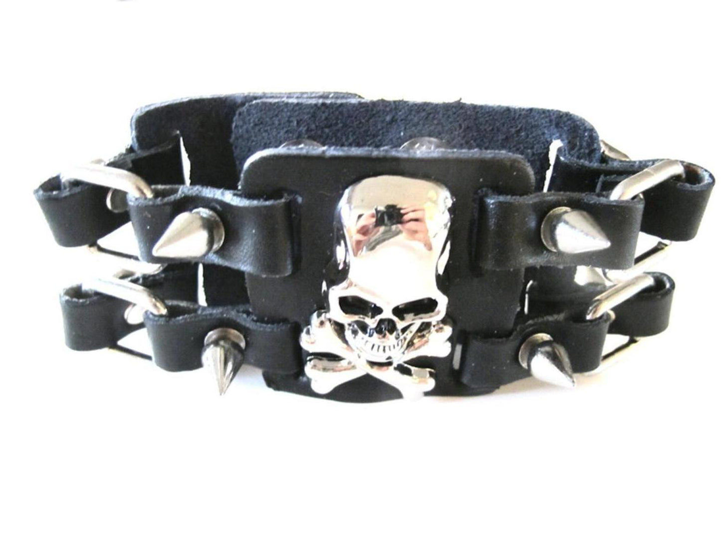 Läderarmband med nitar och spikes