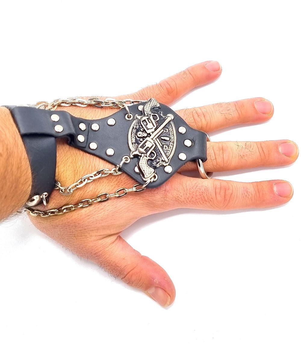 Läderarmband med pistoler, kedjor och runda nitar
