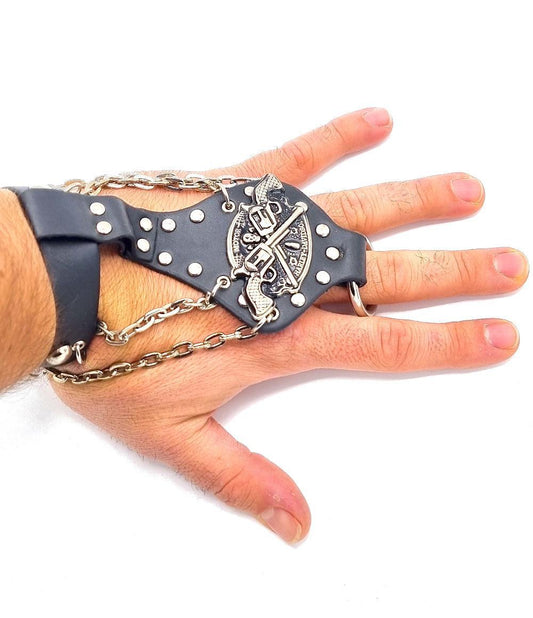 Läderarmband med pistoler, kedjor och runda nitar