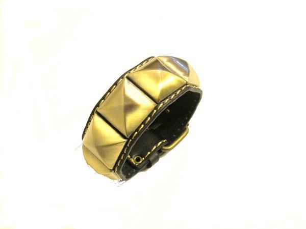 Läderarmband med pyramidnitar