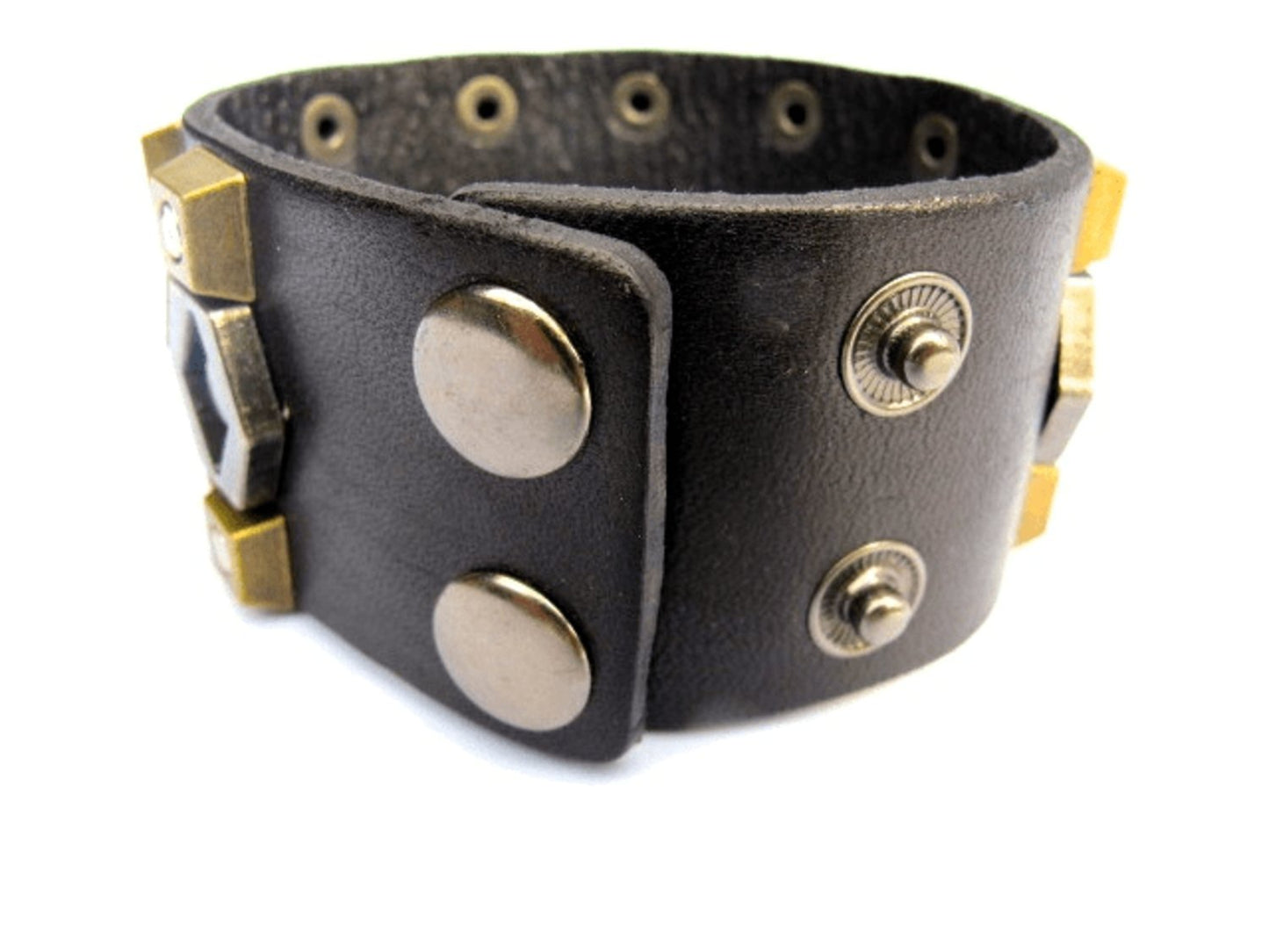 Läderarmband med silver- och guldfärgade nitar