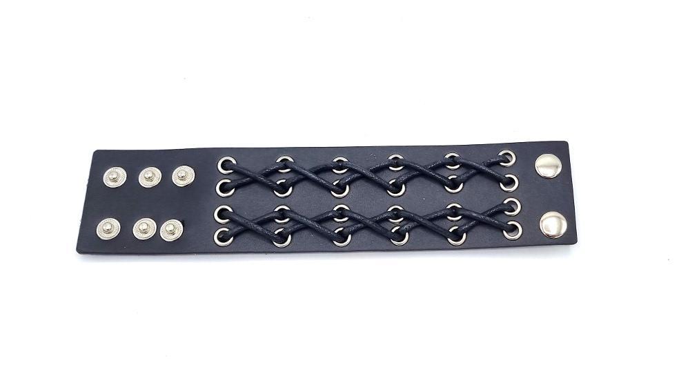 Svart Läderarmband med Korssnörning – Justerbart Cuff i Rockig Design