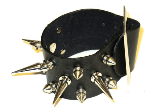 Läderarmband med spike nitar