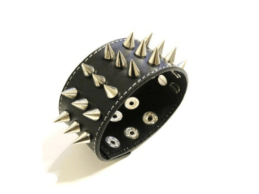 Läderarmband med spike nitar